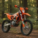 Moto enduro KTM orange neuve garée sur un chemin de terre en forêt