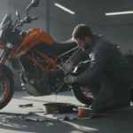 Mécanicien effectuant une vidange huile sur une KTM Duke dans un atelier moto professionnel