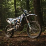 Husqvarna TE 300 blanche et bleue sur un sentier forestier d'enduro, vue trois-quarts avant