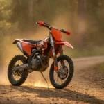 KTM 125 EXC deux temps sur un chemin forestier au coucher du soleil