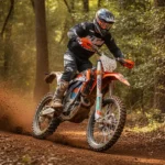 Pilote sur moto enduro électrique KTM Freeride E-XC en action sur piste trail en forêt, photographie réaliste lumière naturelle
